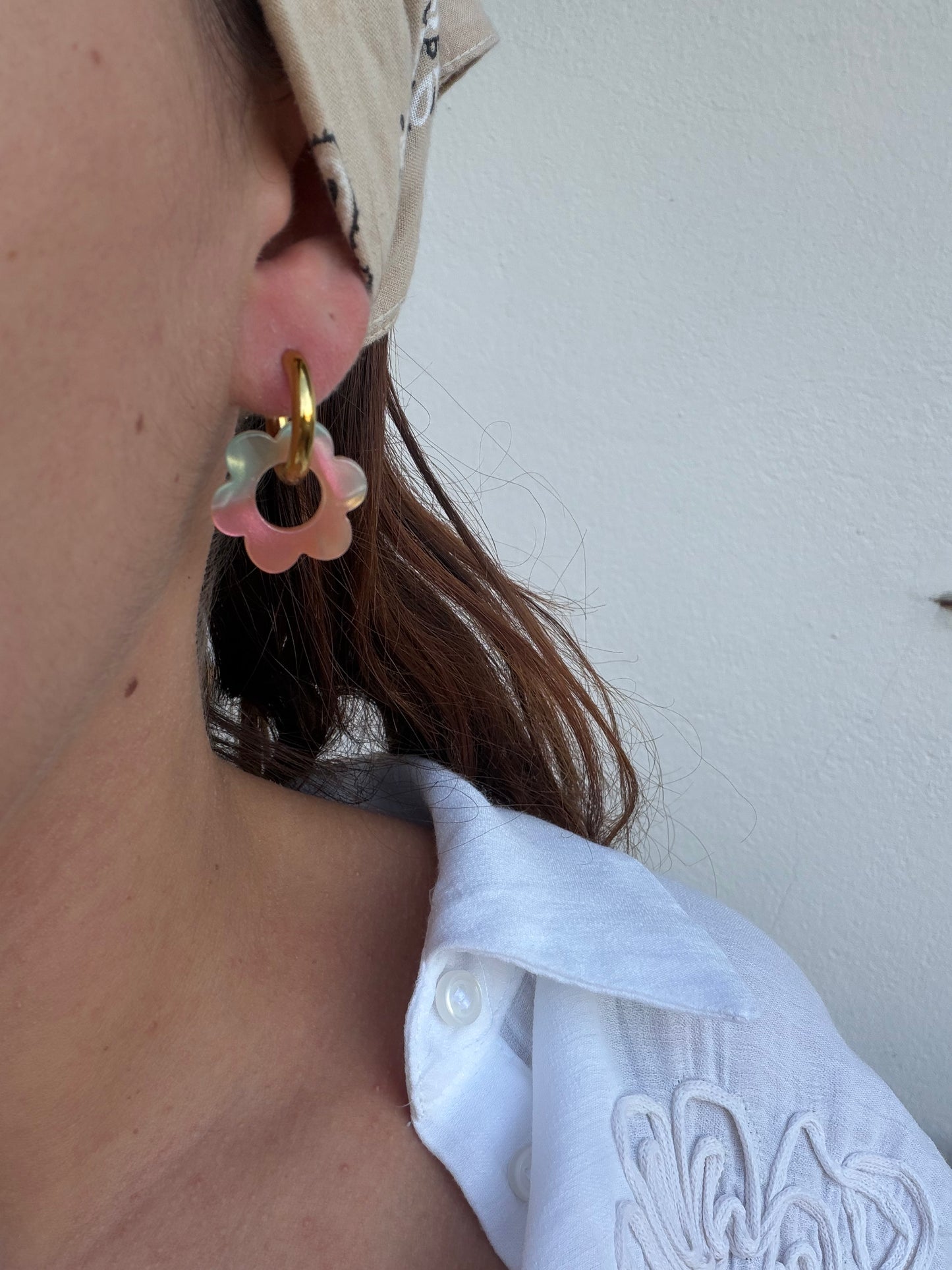 Boucle d'oreille Marguerite turquoise, rose nacré